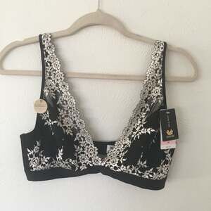 NWT Wacoal Wire-Free Convertible Racerback Bralette Black and White Lace Size 40